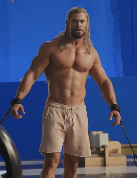 Thor Body, Chris Hemsworth Body, Hollywood Male Actors, Chris Hemsworth Shirtless, Hemsworth Brothers, Celebrity Selfies, Super Movie, Chris Hemsworth Thor, Wolverine Hugh Jackman