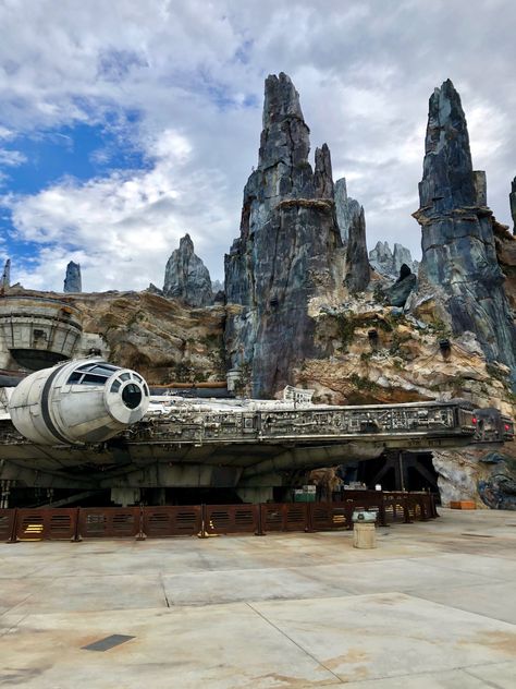 Star Wars: Galaxy's Edge Now Open at Disney's Hollywood Studios. Find out the top 6 differences between Disneyland and WaltDisneyWorld. Star Wars World, Galaxy Edge, Galaxy's Edge Aesthetic, Galaxys Edge, Star Wars Hollywood Studios, Disney World Star Wars, Galaxy’s Edge, Star Wars Disney World Pictures, Hollywood Studios Star Wars