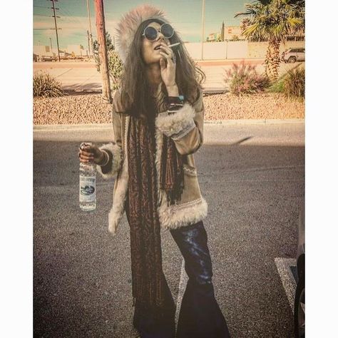 19.9 mil Me gusta, 91 comentarios - Janis Joplin (@janisjoplin) en Instagram: "Lordy! Janis fan Josh Davis sent us a picture of his Halloween costume and we had to share! He says…" Janis Joplin Costume, Janis Joplin Outfit, 70s Rock Fashion, Janice Joplin, Janis Joplin Porsche, Rude Girl, Celebrity Photography, Women Of Rock, 70s Inspired Fashion