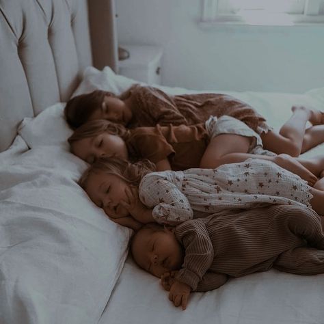 Four Kids Aesthetic, Large Family Aesthetic, 4 Kids Aesthetic, 4 Siblings Aesthetic, Large Family Photo Poses, Large Family Photo, Family Photo Poses, Happy Future, Mother Baby Photography