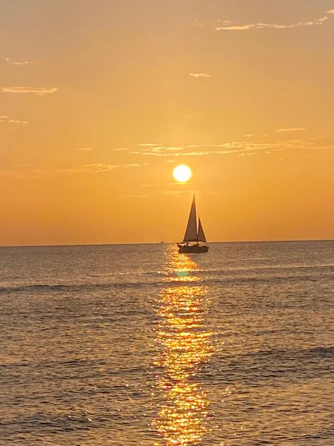 Beach Yellow Aesthetic, Orange Beach Aesthetic, Panorama Alam, Sailing Aesthetic, Sail Life, Water Sunset, Sunset Surf, Water Background, Fantasy Life