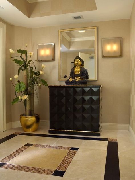 Elegant entry decorated with gold accents and a Buddha statue Bathroom Eclectic, Front Entry Decor, Eclectic Entryway, Entrance Door Decor, Diptyque Decor, Buddha Statue Home, Buddha Home Decor, Buddha Decor, Entry Design