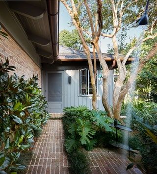 Mid Century Courtyard, Midcentury Landscaping, Mid Century Yard, Mid Century Landscape, Modern Brick House, Brick Pathway, Modern Courtyard, Mid Century Exterior, Midcentury House