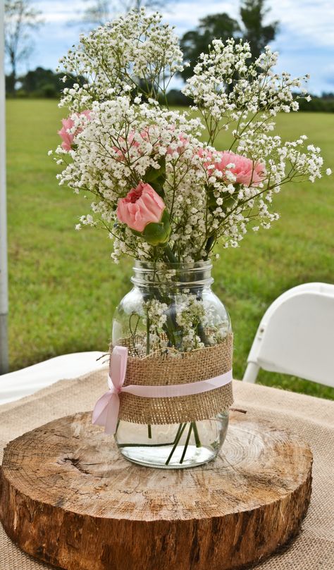 Decorate Mason Jars. Add flowers (simple, inexpensive) Simple Flower Vase Centerpiece, Mason Jar Vase Ideas, Wedding Centerpieces Diy Mason Jars, Decorate Mason Jars, Sunflower Wedding Centerpieces, Jar Centerpiece Wedding, Jar Bouquet, Mason Jar Flower Arrangements, Mason Jar Fairy Lights