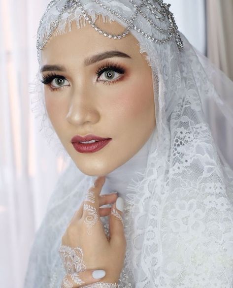 Wedding Hijab Styles, Muslim Wedding Gown, Wedding Makeup Bride, Rustic Wedding Showers, Muslimah Wedding Dress, Muslimah Wedding, Bridal Hijab, Hijab Wedding Dresses, Rustic Modern Wedding