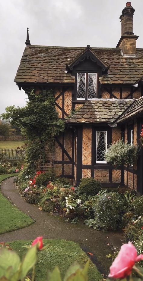 British Cottage Interior, German Cottage, Cottage House Interior, British Cottage, Victorian Manor, Fairytale House, Old Manor, Cottage Aesthetic, Medieval Houses