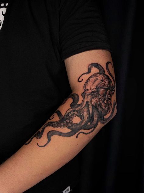 Octopus Tattoo Sleeve, Kraken Tattoo, Squid Tattoo, Tattoo Ideas Males, Octopus Tattoo Design, Octopus Tattoos, Mushroom Tattoos, Theme Tattoo, Octopus Tattoo