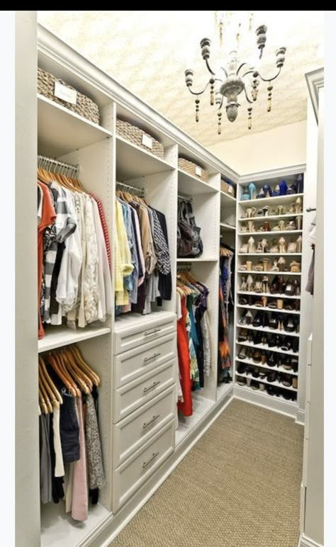 Organizing Walk In Closet, Master Closet Design, Small Walk In Closet, Closet Planning, Organized Closet, Dressing Room Closet, Walking Closet, Dream Closet Design, Closet Design Layout