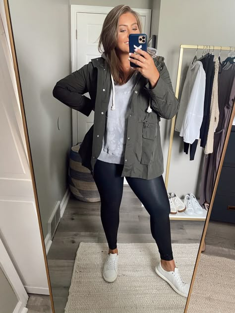 Casual Outfit White Sneakers, Midsize Fashion 30s, Plus Size Leather Leggings Outfit, Faux Leather Leggings Outfit Casual, Leather Leggings Outfit Plus Size, Rain Jacket Outfit, Plus Size Legging Outfits, Outfit Rain, Faux Leather Leggings Outfit