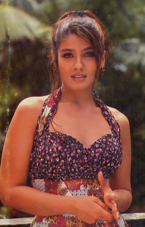 Raveena Tandon, Bollywood Hairstyles, Arabian Beauty Women, Vintage Bollywood, Beautiful Dresses Short, Famous Models, Actress Pics, Indian Actress Hot Pics, Actress Photos