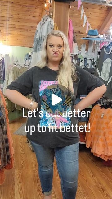 Mulberry Cottage-Women's apparel on Instagram: "Have you been wanting to cut up a tee but didn't know how?!
 Well, I had Ashley chop this tee up for me at work.... you can do it. I have faith in you! If we can cut this tee up at the shop with the worst scissor ✂️ you can too! 
If you try it, please tag us! 
#Mulberrycottage 
#graphictees #cuttee" Ways To Make Oversized Shirts Cute, How To Cut Up A Tshirt Thats Too Big, How To Tie A Big Shirt Ideas, Summer Layers Outfit Casual, Tee Shirt Refashion, Cut A Shirt Cute, T Shirt Too Big Hack, Cut T-shirts, How To Cut A Concert Tshirt Cute