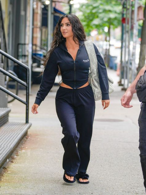 Kim Kardashian Street Style, Kardashian Street Style, Kardashian Style Casual, Kim Kardashian Style Outfits, Kardashian Casual Outfit, Kardashian Style Outfits, Tracksuit Outfit Women, Kim Kardashian And North, Estilo Kim Kardashian