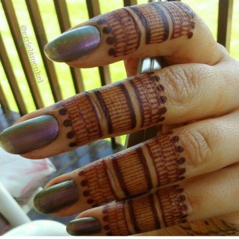 Stylish finger mehndi designs Finger Mehndi Style Simple, Small Henna Designs Hand Simple, Fingers Mehndi Designs, Female Sleeve Tattoo, Finger Mehndi Style, Finger Mehndi Designs, Latest Finger Mehndi Designs, Finger Designs, Fingers Mehndi