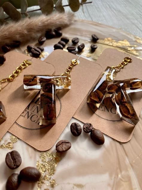 Resin With Coffee Beans, Diy Resin Keychain Ideas, Resin Keychain Ideas, Ideas Día Del Padre, Coffee Resin, Epoxy Resin Keychains, Small Gift For Friends, Diy Resin Phone Case, Diy Resin Keychain