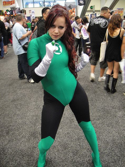 WonderCon 2011 - female Green Lantern | Flickr - Photo Sharing! Female Green Lantern, Female Spiderman, Green Lantern Cosplay, Green Lantern Costume, Lantern Costume, Jessica Cruz, Green Lanterns, Superman Costumes, Dc Comics Cosplay