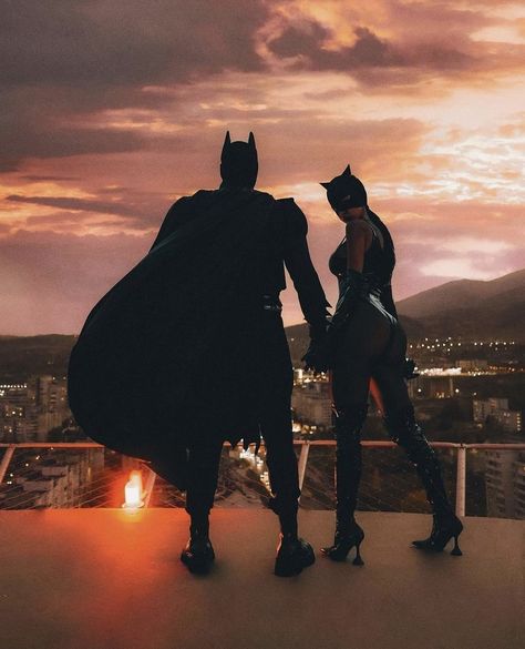 Cat Woman Photoshoot, Cat Woman And Batman, Batman Photoshoot, Batman And Catwoman Costumes, Cat Women Halloween Costumes, Batman Cat, Batman Halloween, Catwoman Comic, Egyptian Movies