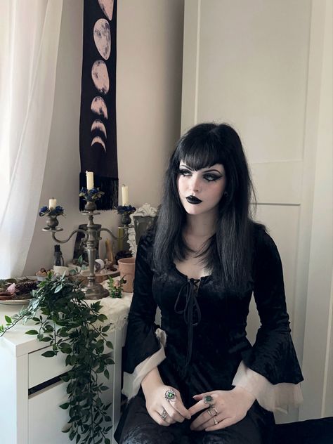 Elegant Gothic Hairstyles, Short Vampire Hair, Vampire Bangs Hair, Vampire Goth Hairstyles, Vampire Bangs Short Hair, Vamp Bangs, Short Goth Hairstyles, Gothic Vampire Makeup, Goth Fringe