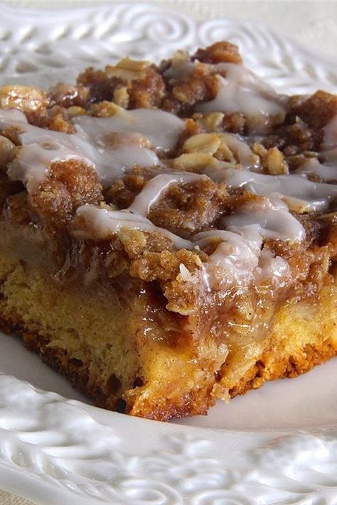 Cinnamon Roll Crust, Apple Crisp With Oatmeal, Best Apple Crisp Recipe, Best Apple Crisp, Cinnamon Crunch, Cinnamon Roll Dough, Thanksgiving Desserts Easy, Fruit Dessert Recipes, Popular Desserts