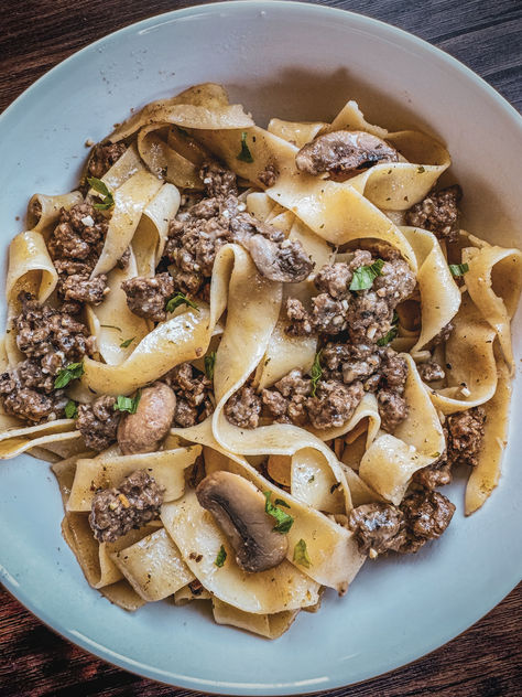 I love this dish, because the pasta sauce is a light chicken broth, and magically blends the rich taste of beef with soft, cheesy noodles and mushrooms. This takes about 20 minutes. Perfect for a family dinner, or, let's be real, just you, because you'll have leftovers to stare at for the next three days. Enjoy Beef Broth Pasta, Noodles And Mushrooms, Semi Homemade Recipes, Cheesy Noodles, Steak Pasta, Pappardelle Pasta, Beef Pasta, Beef And Noodles, Sliced Mushrooms