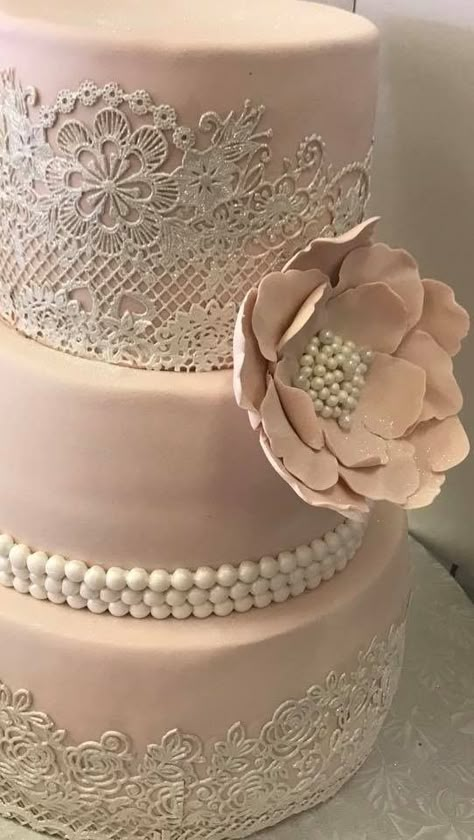 Edible Lace Cake Design, Lace Cake Designs, Cake 2023, Decor Tort, Lace Cake, Vintage Birthday Cakes, Pearl Cake, Big Wedding Cakes, Cake Models