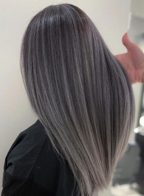 Medium Grey Hair, Pelo Color Ceniza, Black Hair With Grey Highlights, Dark Grey Hair Color, Dark Silver Hair, Black And Silver Hair, Silver Hair Color Ideas, Grey Brown Hair, Silver Ombre Hair