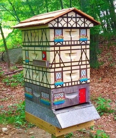 Making a hive into a home - Honey Bee Suite Painted Bee Hives, Beehive Art, Langstroth Hive, Feral Cat House, Honey Store, Row Home, The Hives, Bee Houses, Dollhouse Design