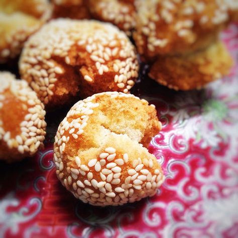 Cookies Balls, Make Chinese Food, Sesame Cookie, Chinese Sweets, Chinese Cookies, Fusion Desserts, Cookie Balls Recipe, Smile Cookies, Sesame Balls