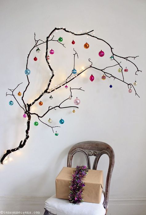 Bauble Hanging Ideas, Alternative Christmas Tree Diy, Baubles Christmas Tree Hanging, Vintage Christmas Decorating, Vintage Christmas Bubble Lights, Hanging Baubles, Christmas Food Crafts, Vintage Baubles, Branch Tree