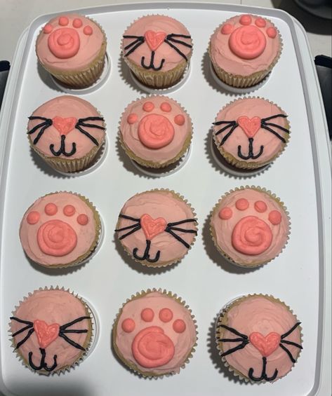 Cat Paw Cupcakes, Cat Themed Cupcake Ideas, Kitten Cupcakes For Kids, Diy Cat Cupcakes, Cat Cupcakes Ideas Easy, Cat Themed Birthday Party Cake, Cat Themed Birthday Party Food Snacks Ideas, Easy Cat Cupcakes, Cat Themed Cupcakes