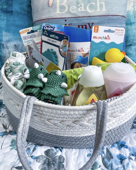 Baby Essentials Gift Basket, Baby Shower Basket Gift Ideas Boy, Diaper Caddy Gift Basket, Baby Shower Essentials, Basket Baby Shower Gift, Baby Shower Basket, Gift Packaging Ideas, Shower Baskets, Bedside Caddy