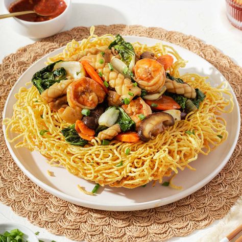 Mi Xao Recipe Vietnamese Noodle, Crispy Noodle Stir Fry, Stir Fried Noodles Recipe, Mi Xao, Garlic Noodles Recipe, Fried Noodles Recipe, Crispy Noodles, Vietnamese Noodles, Garlic Noodles