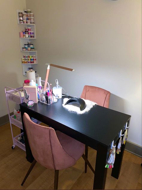 𝓐𝓷𝓽𝓲𝓢𝓸𝓬𝓲𝓪𝓵🦋 Small Nail Desk Ideas At Home, Nail Room Shelves, Nail Set Up In Bedroom, Manicure Desk Ideas, Small Nail Space, Nail Area Ideas Small Spaces, Nail Space Ideas, Small Nail Tech Room Ideas, Ikea Nail Desk