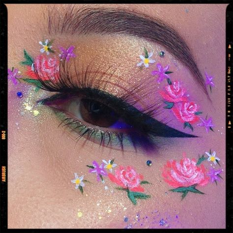 Spring Makeup Looks Inspiration Spring Themed Makeup, Roses Makeup Look, Rose Makeup Look Flower, Flower Eyeshadow Looks, Purple Flower Makeup, Eyeshadow Inspo Creative, Flower Makeup Aesthetic, School Eyeliner, Floral Makeup Looks