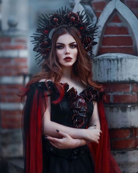 Tanya Bright on Instagram: "Gothic soul 🖤🥀 ⠀ Ph & dress: @viktoria.bk" Hades And Persephone Costume, Persephone Makeup, Underworld Costume, Greek Mythology Costumes, Persephone Costume, Mythology Costumes, Persephone Goddess, Goddess Makeup, Amazing Halloween Costumes