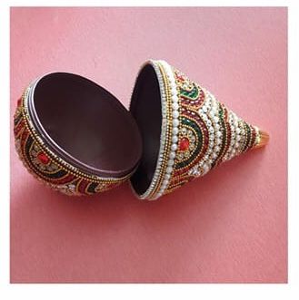 Coconut cover Lagan Lakhan Tray Decoration, Lagan Lakhan, Thattu Decoration, Diy Engagement Decorations, Wedding Gifts Indian, Hindu Wedding Decorations, Coconut Decoration, Bangles Shop, Kundan Rangoli