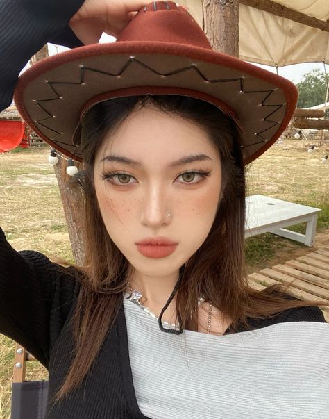 Makeup Looks For Yearbook, Western Makeup Looks Country, Yearbook Photo Makeup, Cowboy Makeup, Yearbook Makeup, Country Makeup, Ateez Concert, Looks Country, Photo Makeup