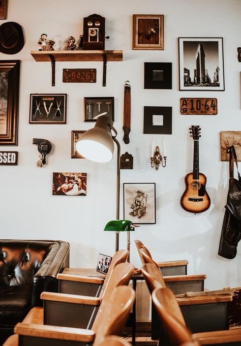 Vintage Barbershop Aesthetic, Barber Shop Interior Vintage, Old School Barber Shop Decor, Vintage Barbershop Decor, Cool Barber Shop, Barber Suite, Barbershop Aesthetic, Barbershop Inspiration, Americana Bathroom