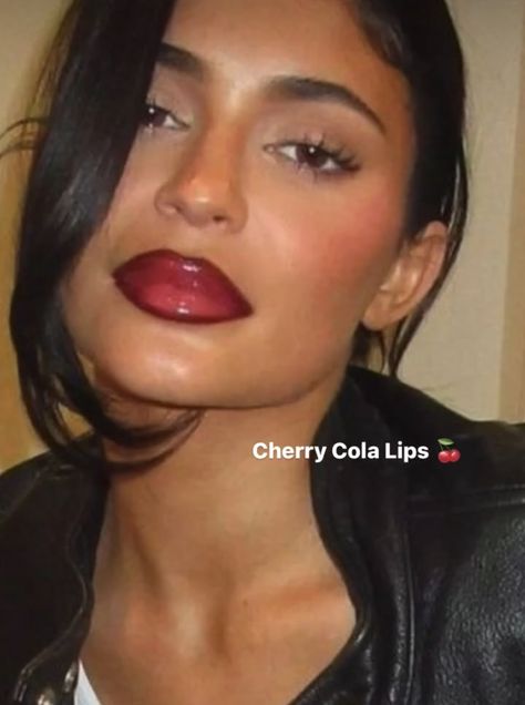 Cola Lips, Red Lips Tutorial, Deep Red Lips, Bombshell Makeup, Dark Red Lips, Makeup Tips Foundation, Brunette Makeup, Makeup Icons, Red Lip Makeup