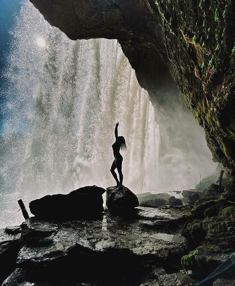 Waterfall Birthday Photoshoot, Waterfall Photoshoot Black Women, Waterfall Shoot Ideas, Nature Photo Shoot Ideas, Waterfall Poses Photo Ideas Women, Waterfall Picture Ideas Instagram, Majestic Photoshoot, River Pictures Ideas, Waterfall Poses Photo Ideas