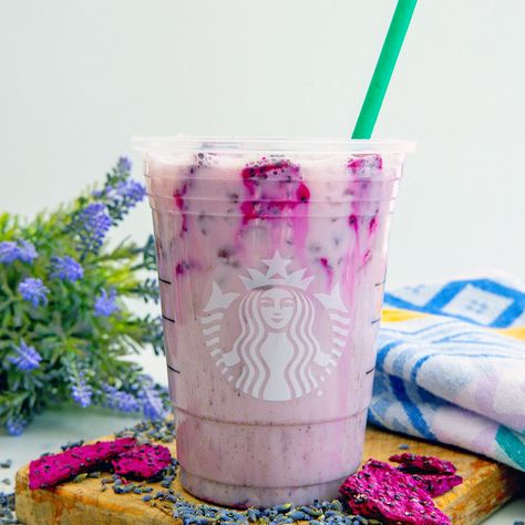 Lavender Oatmilk Chill {Starbucks Copycat} - We are not Martha Cat Meals, Lavender Smoothie, Lavender Latte Recipe, Lavender Drink, Copycat Starbucks Drinks, Vanilla Frappuccino, Matcha Drinks, Frappuccino Starbucks, Floral Drink