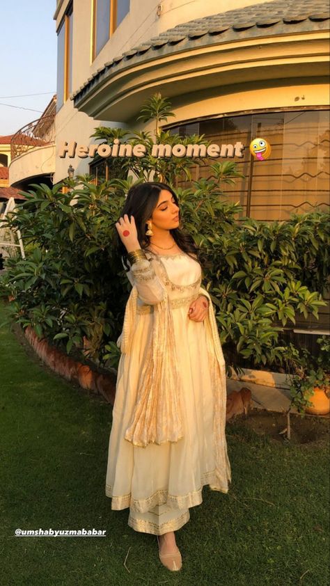 Pose In Suit Salwar For Women, Pics In Traditional Dress, Chudidhar Hairstyles, Traditional Outfit Story Instagram, Poses Traditional Wear, Indian Outfit Poses Ideas, Eid Outfit Captions For Instagram, Traditional Dress Instagram Story Ideas, Desi Fit Captions For Instagram