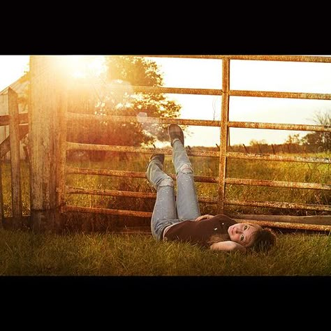 Senior Year Pictures, Senior Pics Ideas, Country Photography, Senior Pictures Ideas, Farm Gate, Country Senior Pictures, Senior Stuff, Senior Portrait Ideas, Wilde Westen