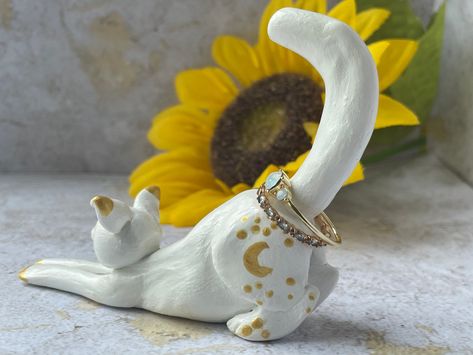 Cat stretching ring holder rings not included - for picture purpose only Clay Snake Ring Holder, Jewelry Out Of Clay, Cat Clay Ring Holder, Cat Ring Holder Clay, Useful Resin Projects, Clay Cat Ring Holder, Clay Crafts Ring Holder, Cool Clay Crafts, Clay Sculptures & Statues