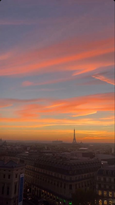 Paris Sunset, Paris Dream, Paris Tour Eiffel, Picture Places, Paris Vacation, Sunset City, Paris Aesthetic, Orange Sky, Evening Sky