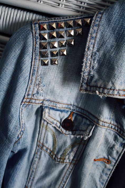 All Black Outfits For Women, Jean Jacket Diy, Bling Denim, Diy Fashion Trends, Diy Denim Jacket, Studded Denim Jacket, Custom Denim Jacket, Demin Jacket, Battle Jacket