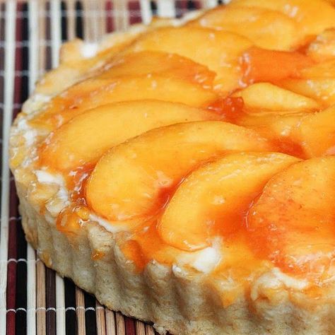 This super creamy and delicious no-bake peach tart, loaded with fresh peaches will be a hit at any table! Keep it simple. buy a store made crust. #dessert #desserttime #delicious #yummy #recipe #food Peach Tart Recipe, Peach Tart Recipes, Peach Tart, Peach Dessert Recipes, Pie Ice Cream, Baked Peach, Recipe For Breakfast, Food Bakery, Peach Desserts