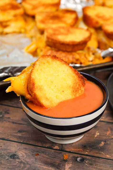 What To Bring To A Bonfire Party, Mini Grilled Cheese Appetizers, Grilled Cheese Sliders, Classy Appetizers, Mini Grilled Cheese, Baked Grilled Cheese, Grilled Cheese Bar, Soup Night, Soup Bar