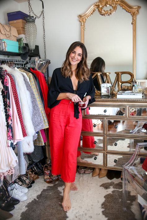 red linen pant Linen Pants Outfit Night Out, Red Linen Dress Outfit, Tomato Red Outfit, Red Linen Pants Outfit, Red Pants Outfit Summer, Slouchy Pants Outfit, Red Trousers Outfit, Linen Dress Outfit, Red Linen Pants