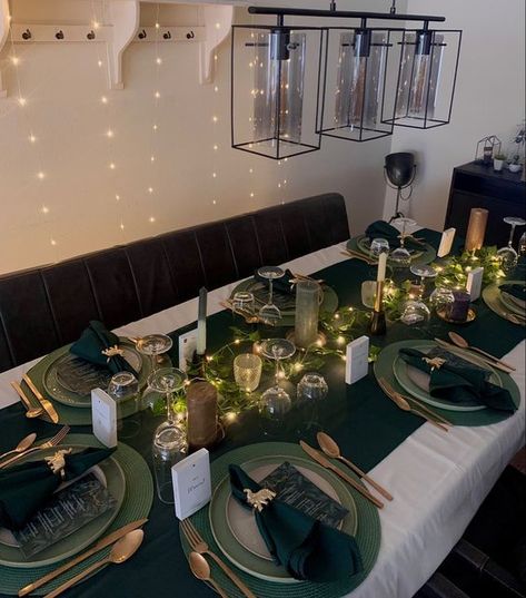 Dark Green Dinner Party, Emerald And Gold Dinner Party, Green And Gold Themed Birthday Party, Forest Green Table Decor, Dark Green Themed Birthday Party, 21st Birthday Green Theme, Green Dinner Party Decor, Green Themed Dinner Party, Green Dinner Table Decor