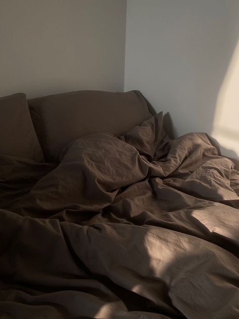 Cool Toned Bedroom Aesthetic, Bed Brown Aesthetic, Minimalist Brown Bedroom, Brown Bedsheets Aesthetic, Dark Academia Bedroom Aesthetic Bedding, Minimalist Bedroom Earth Tones, Dark Bed Sheets Aesthetic, Dark Brown Bedding Aesthetic, Dark Brown Apartment Aesthetic